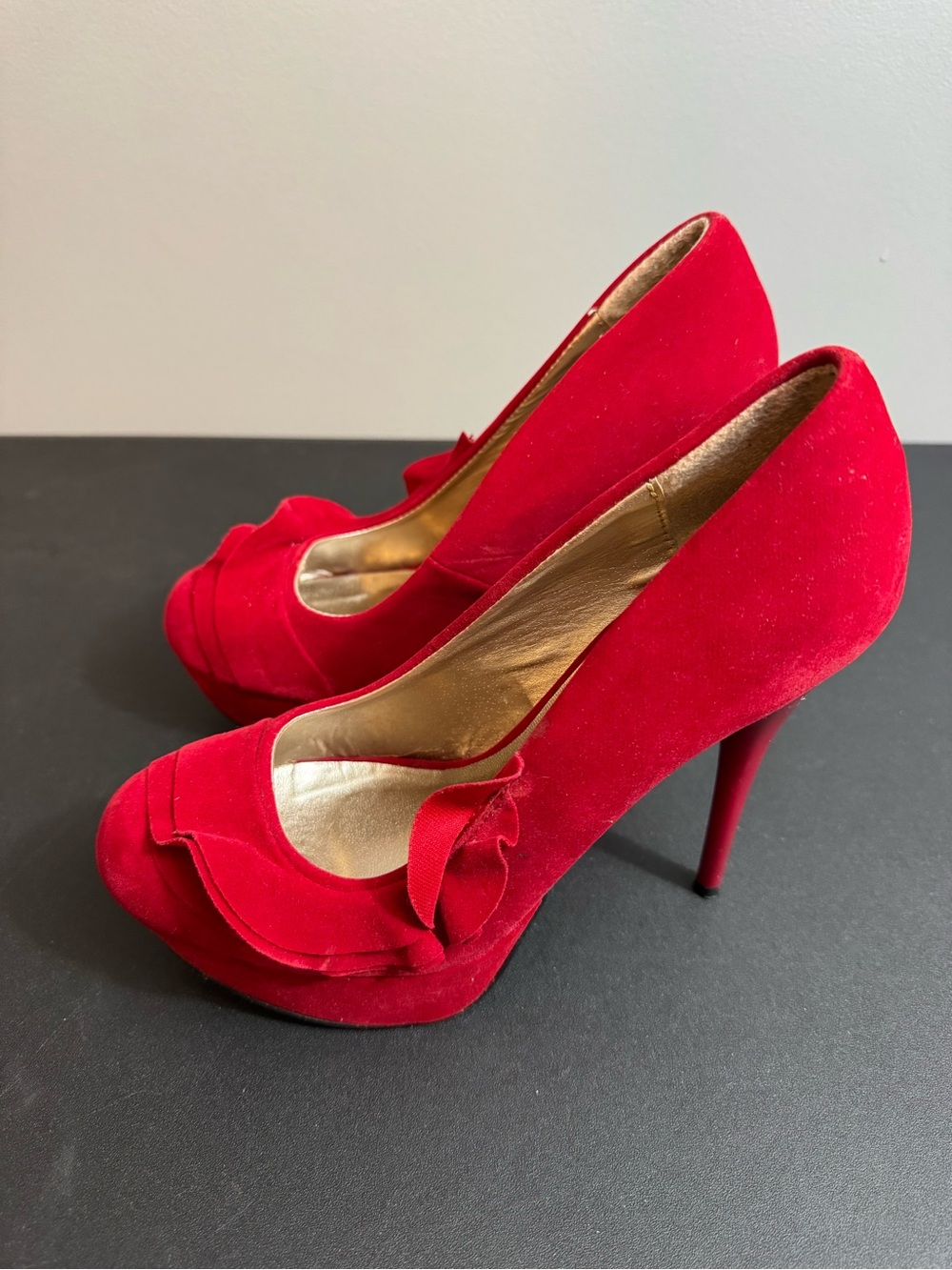 Qupid Red Suede Ruffle Pumps - Picture 4 of 6